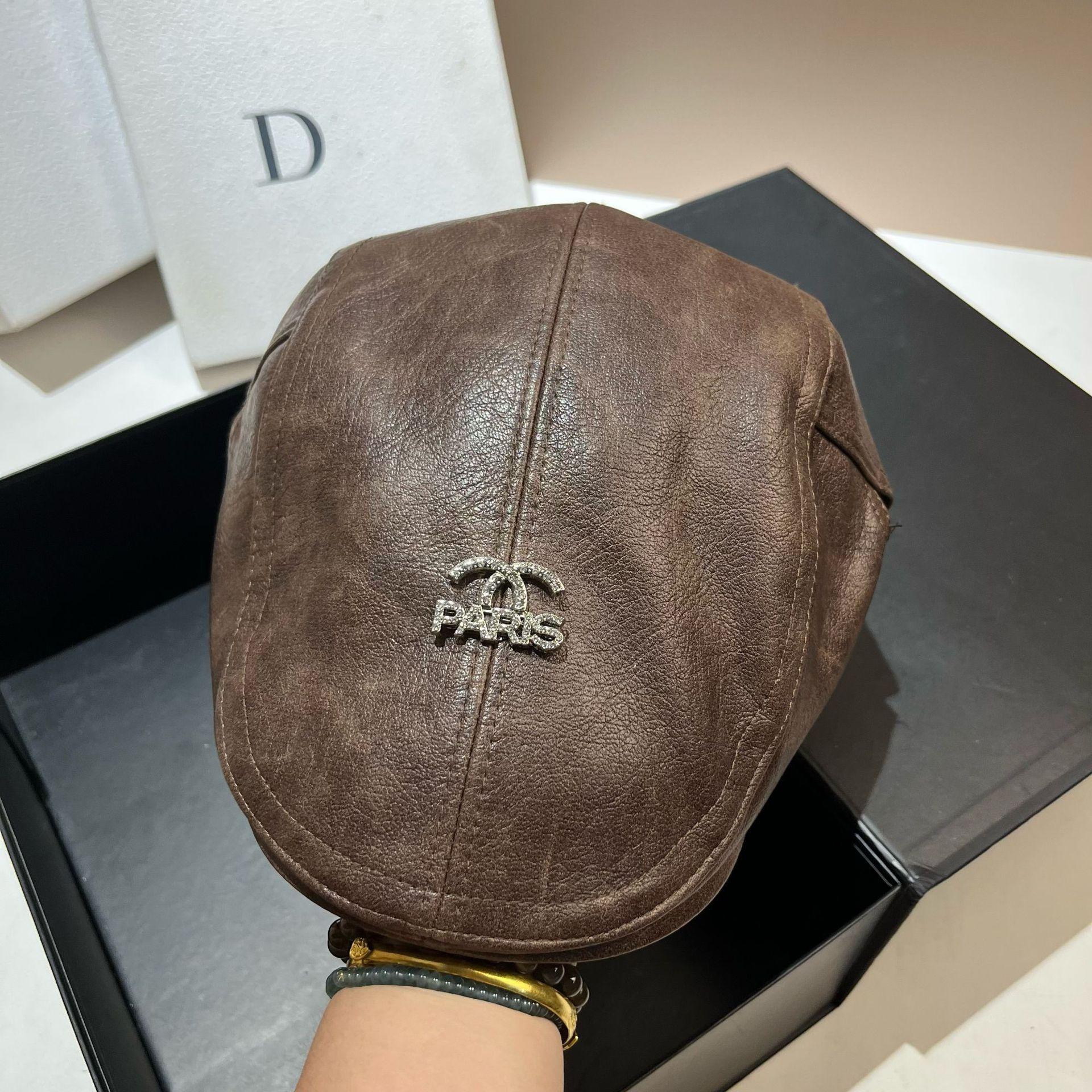 

French Retro Small Fragrance Feng Shui Dermabrasion Forward Hat Simple Old Money Wind Back Hat Versatile Cap adjustable темно-коричневого кольору