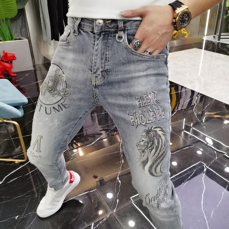 Frühling und Sommer Stretch-Jeans für Herren, schwere Stickerei, heißes Bohren, bedruckt, Modemarke, hübsch, lässig, schmale Passform, knöchelfest