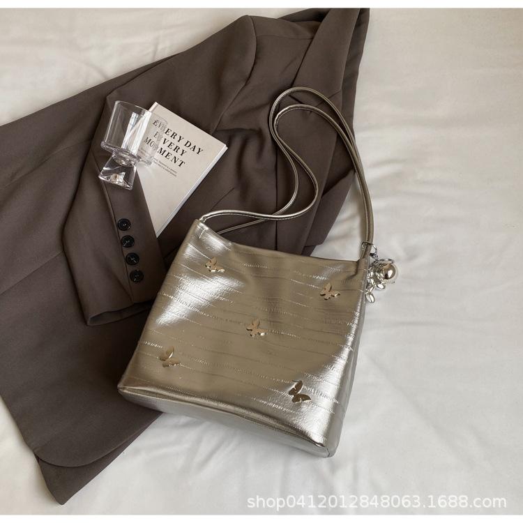 

Summer popular bucket tote bag women s 2025 new large-capacity fashion shoulder bag casual work commuter bag серебряный