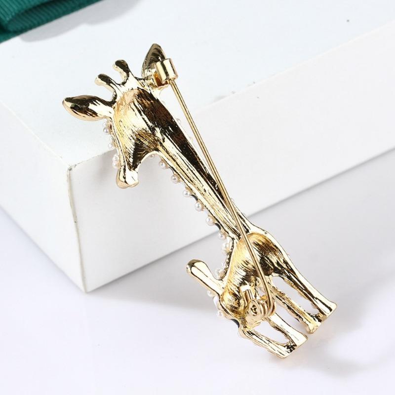 1Pc Cute Giraffe Brooch Enamel Artificial Pearl Animal Pin for Women