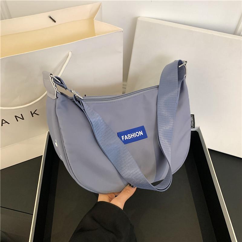 

Одноколірна широка сумка через плече з літерами. Жіноча сумка через плече. Сумка через плече синій