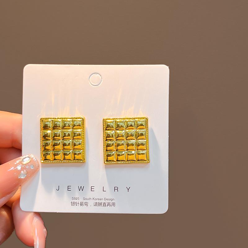 Premium Sense Cold Exaggerated Metal Pleated Geometric Earrings, Personalized Retro French Flower Peach Heart Earrings