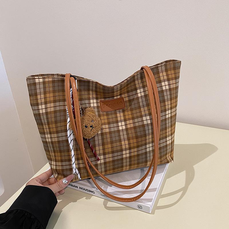 Autumn and winter retro large-capacity handbag women's 2025 new leisure commuter plaid college student class tote bag
