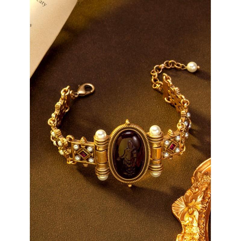 

Vintage Portrait Square Pearl Inlaid Bracelet With Retro Court Style Versatile Charm