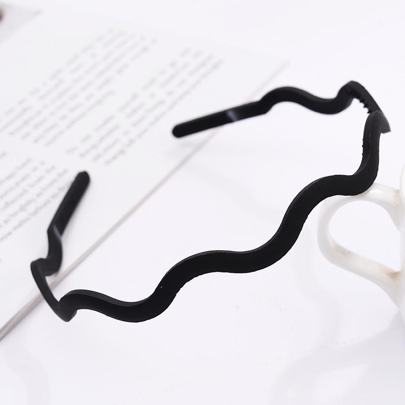 Matte Morandi Wave Hairband for Women: Versatile Sawtooth Clip for Makeup, Face Washing, Secure Hold for Fine Hair.