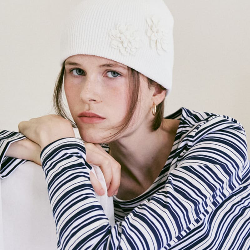 

AMONG A FLOWER APPLIQUE BEANIE [2colors] IVORY