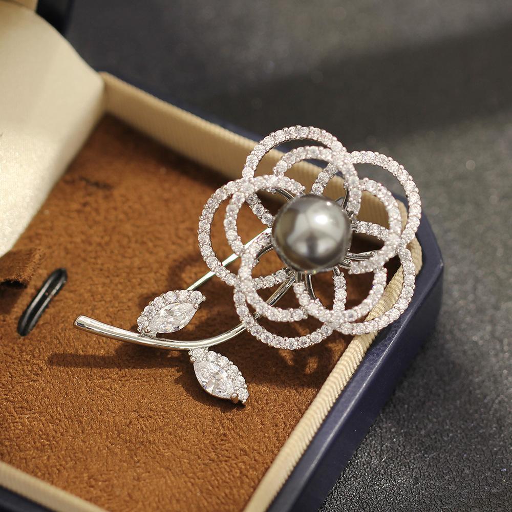 

Korean intellectual niche micro-inlaid zircon silver bouquet brooch temperament black and white pearl flower pin accessories women s