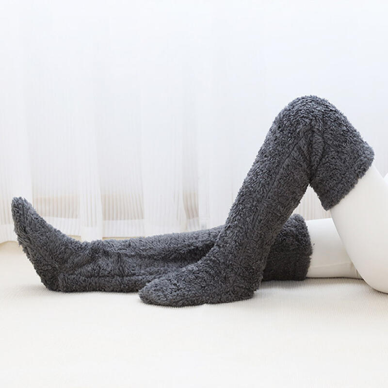 Schwangere mit kalten Händen und Füßen, warme Overknee-Socken
