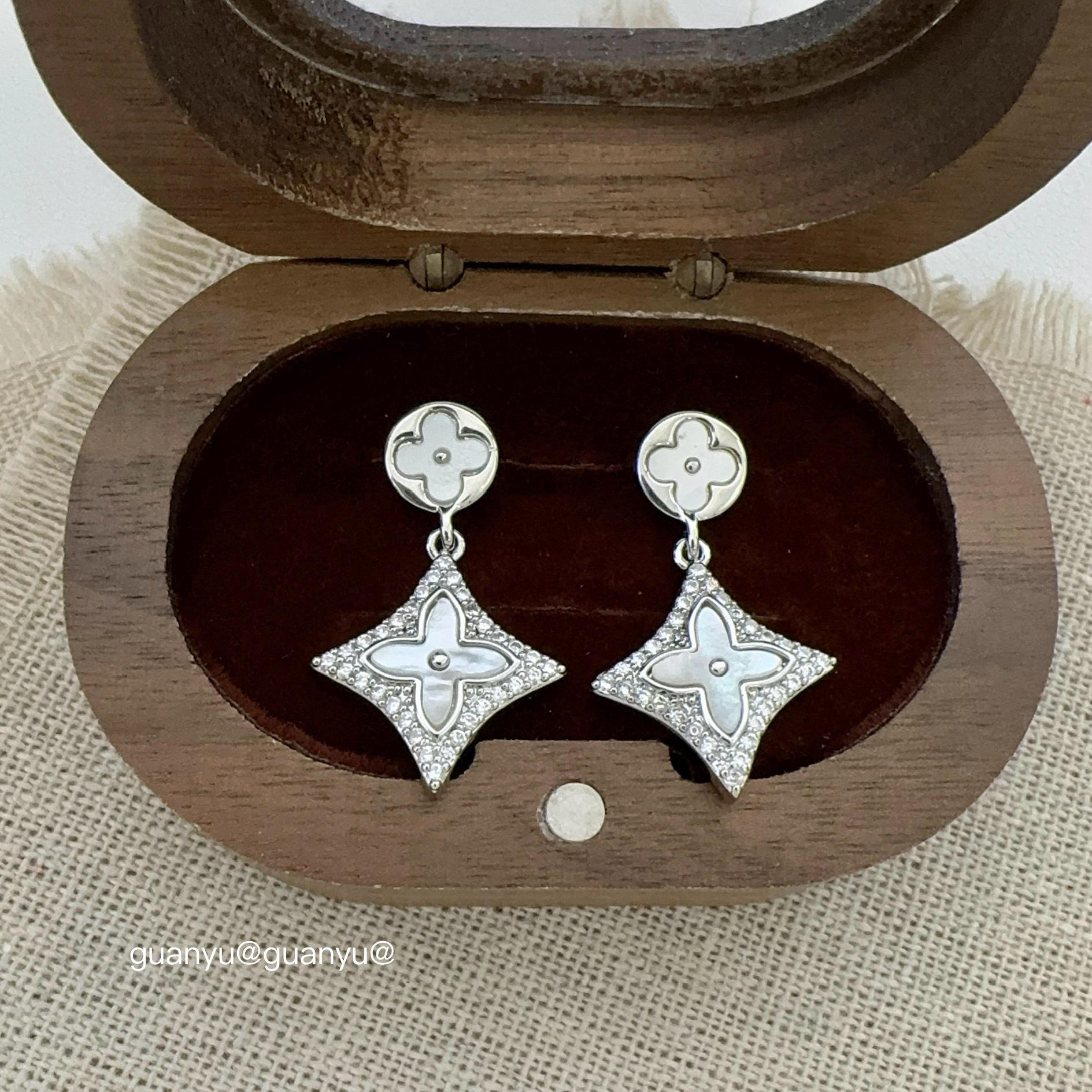 

High-Quality Shiny Zircon Shell Geometric Stud Earrings - Women s Fashion Light Luxury, Versatile, Exquisite Design.