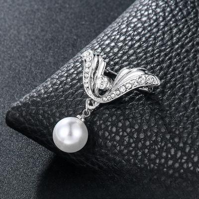 Wysokiej klasy i elegancki dekolt Broszka z perłą chroniąca przed światłem Mała broszka do mocowania ubrań Damska broszka do kardiganu Przypinka do dekoltu w serek