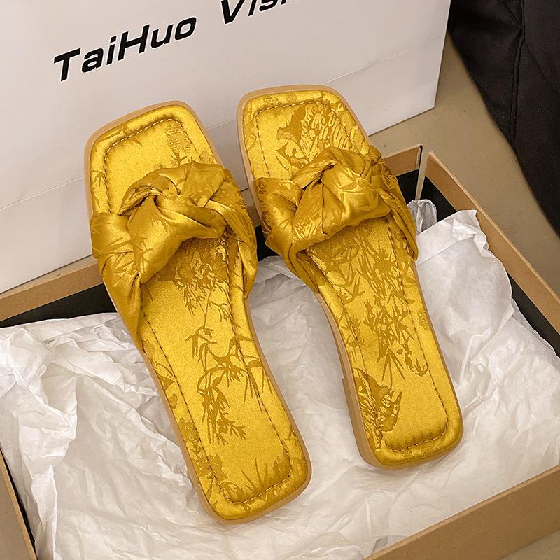 Flat-bottomed one-word slippers women's versatile slippers outer wear 2025 summer new French sandals fairy wind cool slippers
