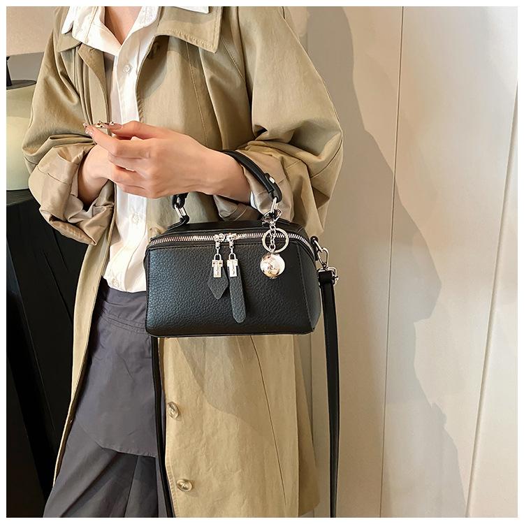 Fashion Handbag Women's Crossbody Bag 2026 New Retro Leather Bag Boston Shoulder Messenger Bag Small Square Bag