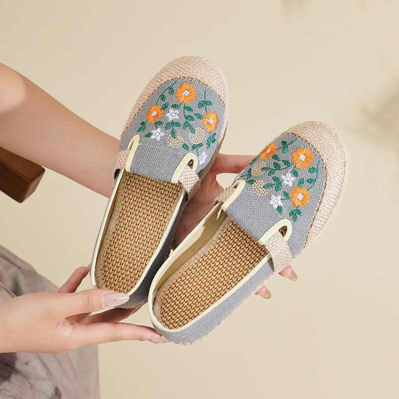 Women's Embroidered Shoes Fashion Lightweight Linen Women's Shoes One Pedal Breathable Mom Shoes