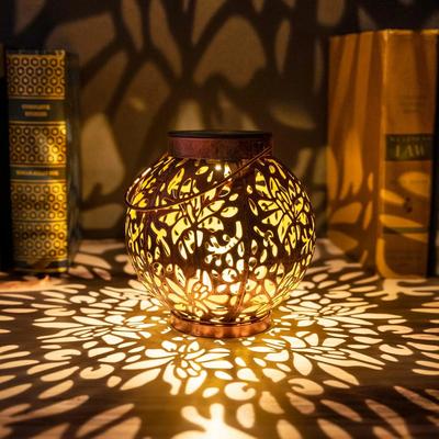 Dış Mekan Bahçe Peyzaj Dekorasyonu Güneş Enerjili Işıklar LED Metal Su Geçirmez Yuvarlak Fener Işıkları Asılı Oyuk Projeksiyon Işıkları