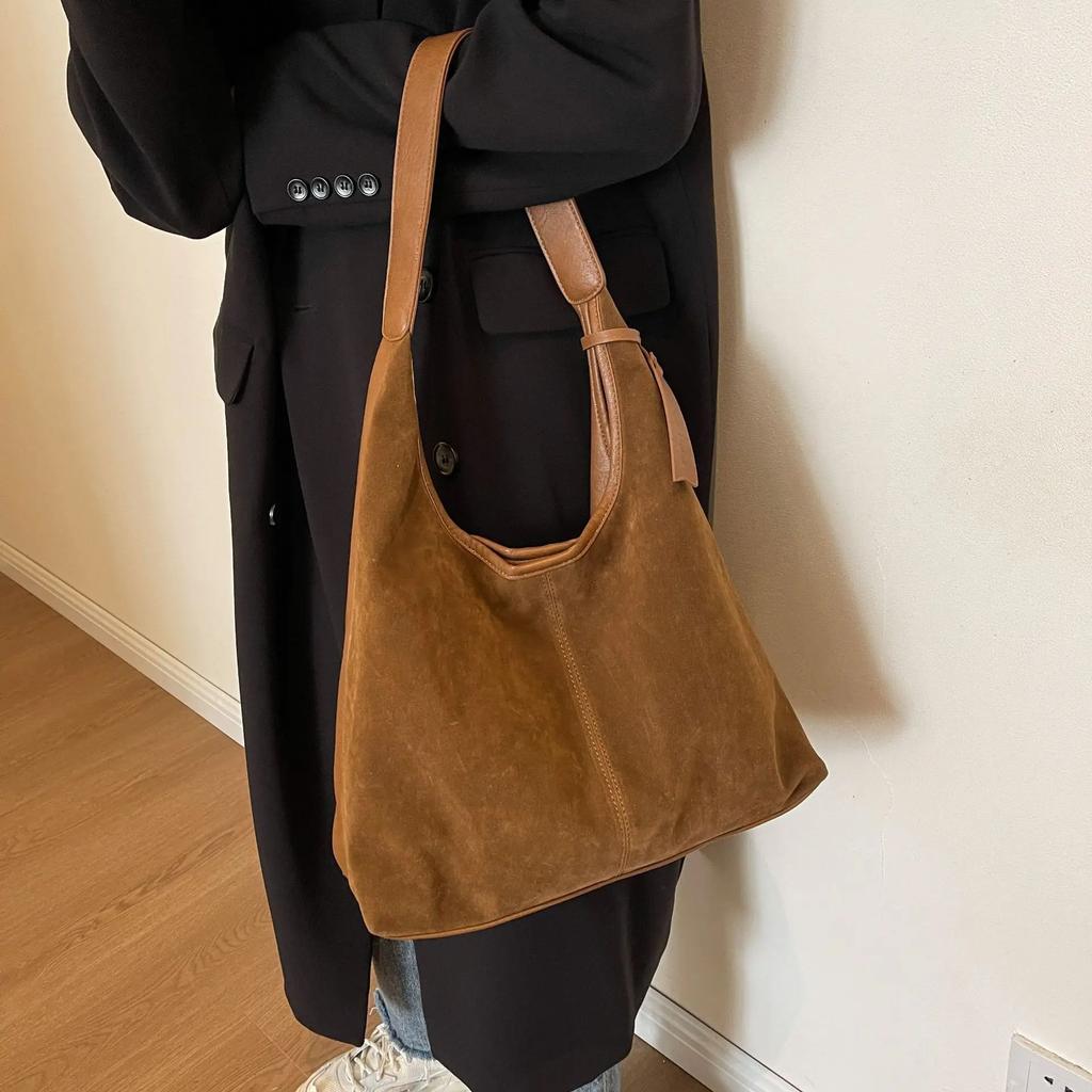 Retro Velvet Shoulder Bag for Women  Bucket Crossbody  Monochromatic  Large Capacity  Simple Fashion  Wide Strap  New