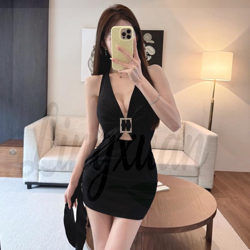 Elegant Deep V-Neck Halter Dress with Pleated, Hollow-Out Details and Open Back. Large