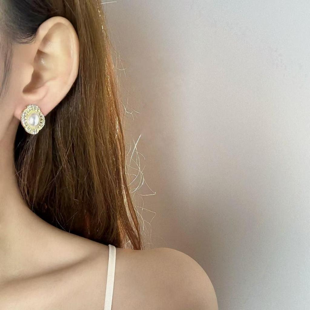 French Retro Oval Pearl Earrings: Elegant High-End Geometric Design for Women