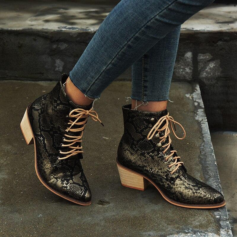

Женские ботильоны больших размеров на платформе, модные женские ботинки на змеином квадратном каблуке, ботинки на шнуровке, повседневная обувь с острым носком 35