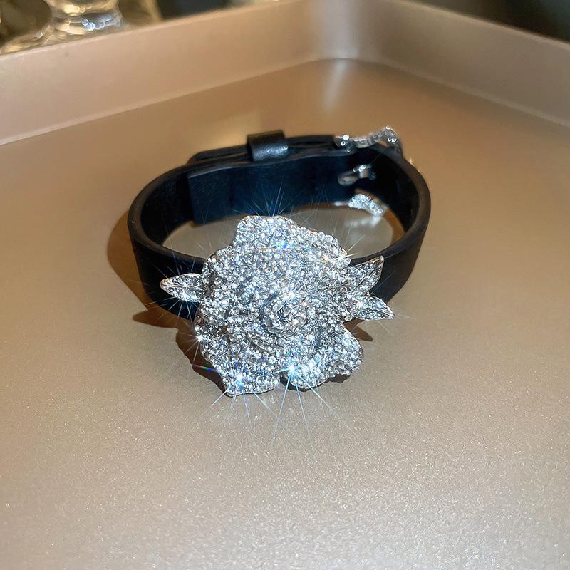 Französisches Armband mit eingelegten Diamanten und runder Schnalle - Retro-Hofstil, Luxuriöses Herbst-/Winterarmband
