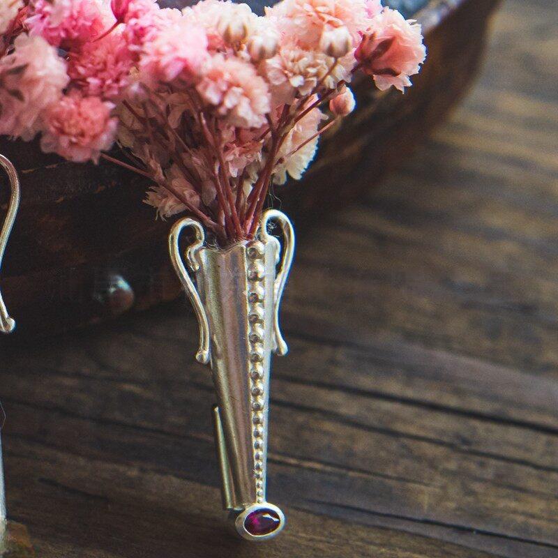 Elegant Vase Metal Brooch Pin for Women Vintage Flower Pot Design Unique Gift for Clothing and Bags