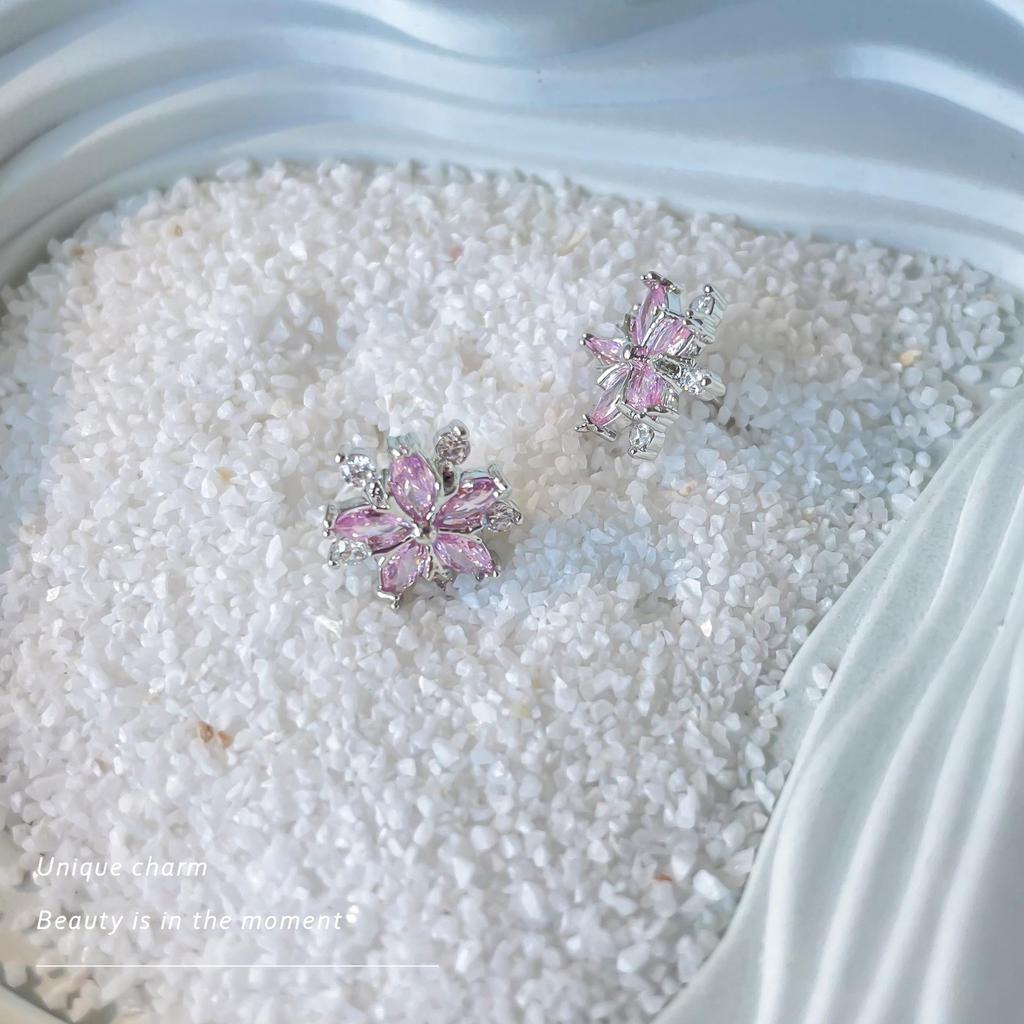 Modne Kolczyki z Cyrkoniami w Kolorze Pudrowego Lotosu - Antyalergiczne, Wysokiej Klasy Damski Design do Wszystkiego