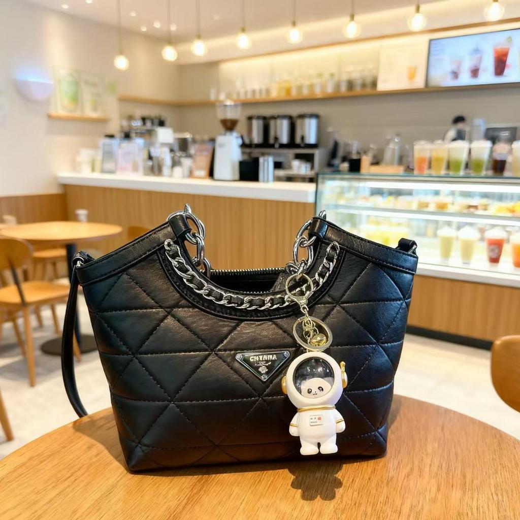 Influencer Style Bell Bear Astronaut Keychain Pendant with Light - Cute for Couples