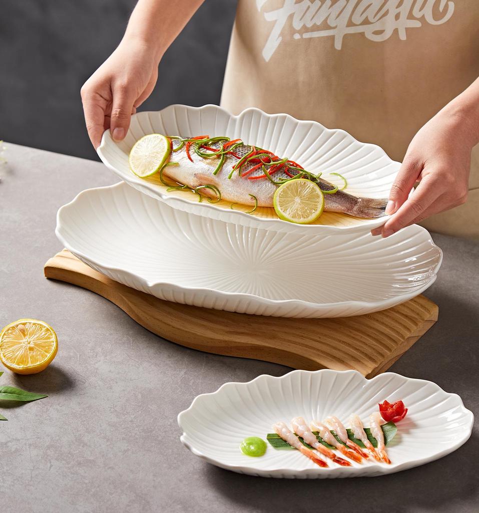 White Porcelain Oval Seafood Plate - High-Temperature Resistant, Ideal for Restaurants and Hotels.