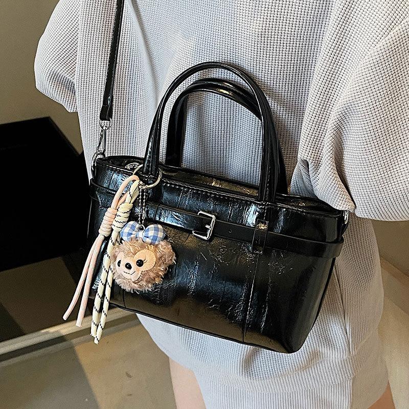 Popular new Korean version of niche casual oil wax leather portable bucket bag fashionable and simple commuter versatile messenger women's bag