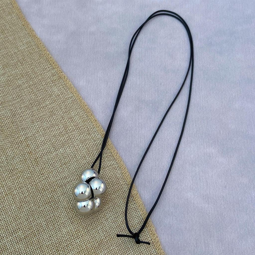 Korean Blogger 2025 Bestseller: Adjustable Black Rope Pendant Necklace - Casual Versatile Fashion Accessory.