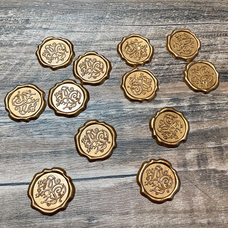 

Ретро набор писем с китайским льняным узором из крафтовой бумаги, сургучной печатью и конвертами.