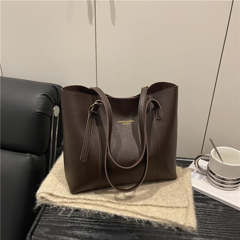 

Модная универсальная сумка с высокой текстурой женская 2025 новая трендовая летняя большая вместимость нишевая легкая роскошь сумка-тоут на плечо женская