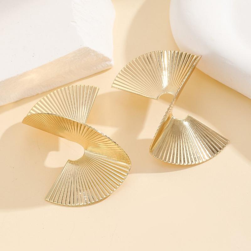 Exaggerated Geometric-shaped Metal Earrings with A Fashionable Retro Vibe, Cool Style, and Pearl Accessories.