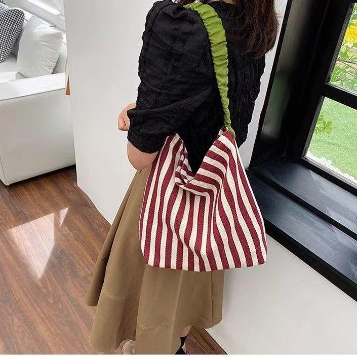 Japanese knitted lazy wind underarm bucket bag, contrasting striped shoulder tote bag, women's literary tote bag