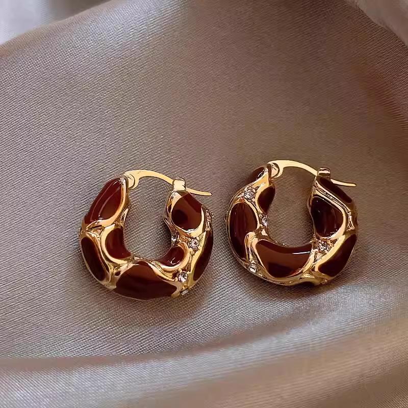 Maillard Retro Coffee Earrings Vintage Hong Kong Luxury Studs Chic Versatile Accessories for Women
