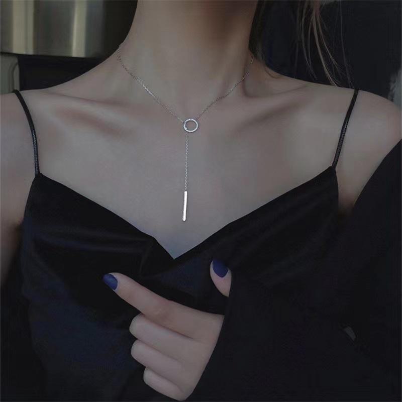 Schlanke Halskette mit Metallring: Modischer europäischer und amerikanischer Stil, vielseitiger und eleganter Schmuck.