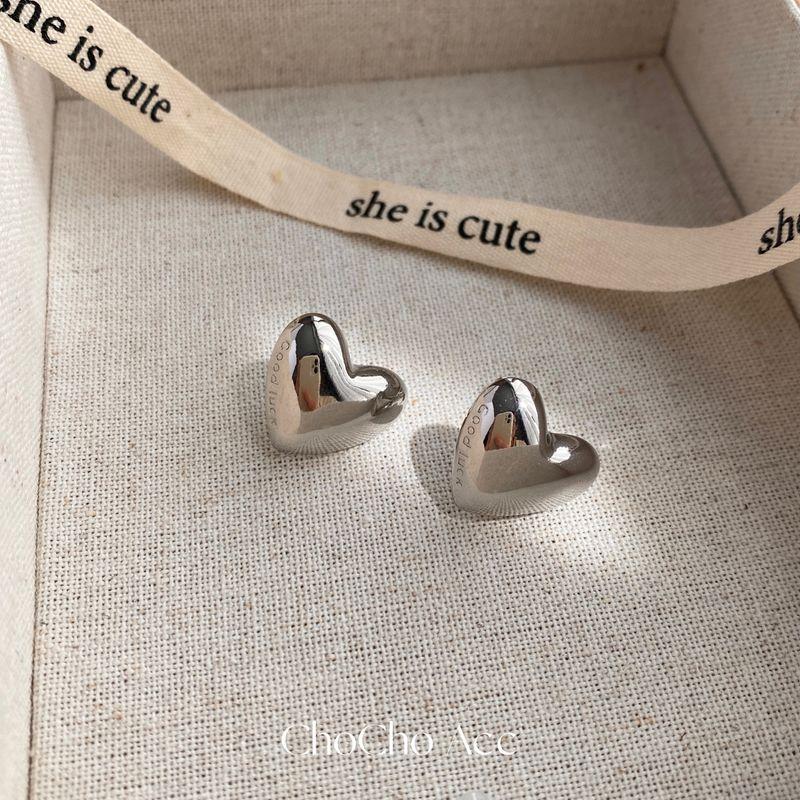 

Chocho/South Korea Blogger Fever Same Letter Love Heart Stud Earrings Ins Elegant Fancy Special-Interest Earrings Female 925 silver needle