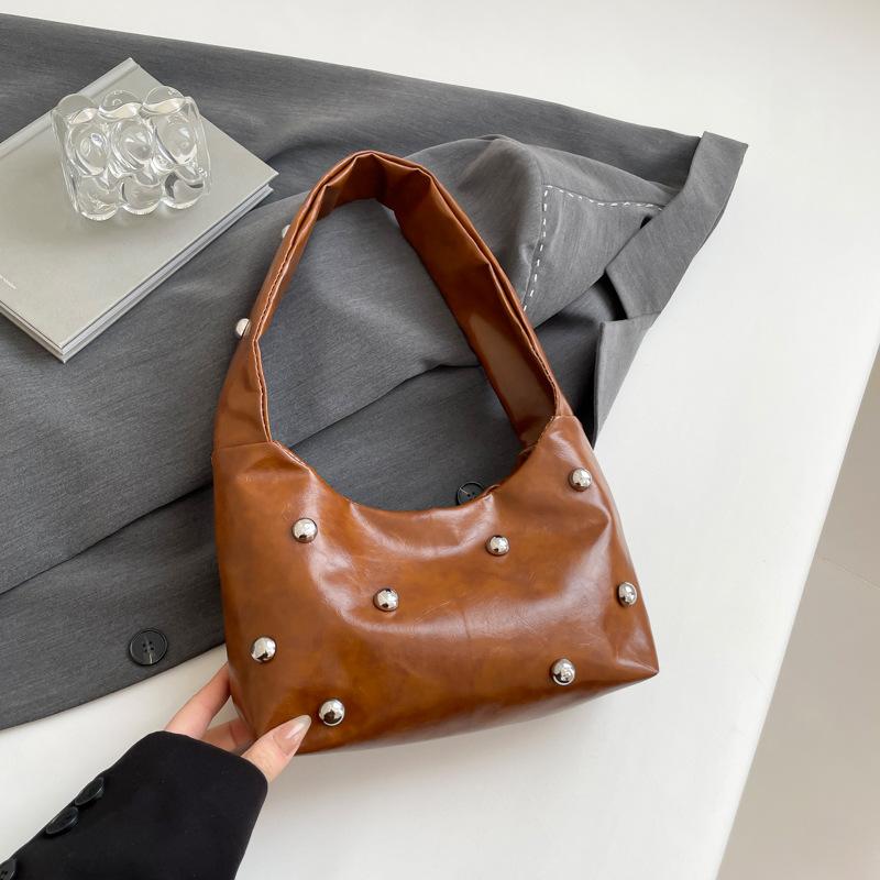 

Винтажная сумка премиум-класса краудсорсинговая женская 2025 весна новая сумка на плечо с заклепками женская сумка-багет для поездок на работу коричневый