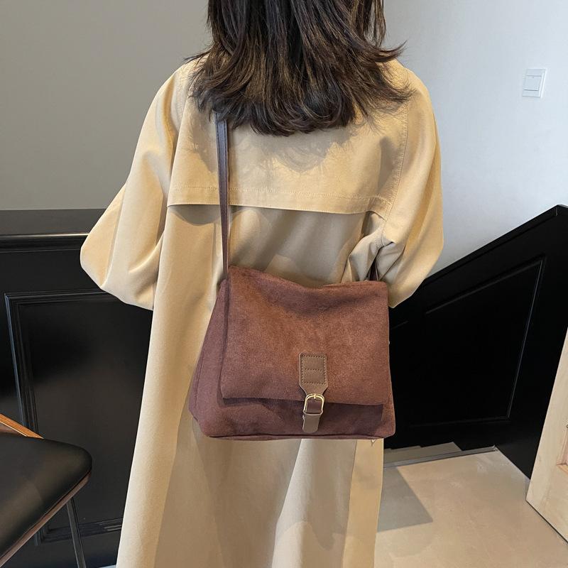 Winter retro niche design bag women's 2025 new fashion personalized commuter bag shoulder crossbody small square bag