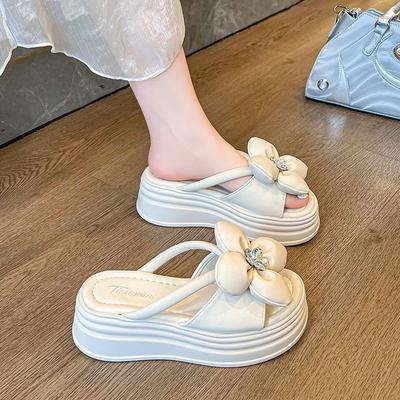 Niş tasarım düz renk kaymaz ayakkabılar 2024 yaz yuvarlak burun etekli terlikler dış giyim çiçek dekorasyonu havalı terlikler