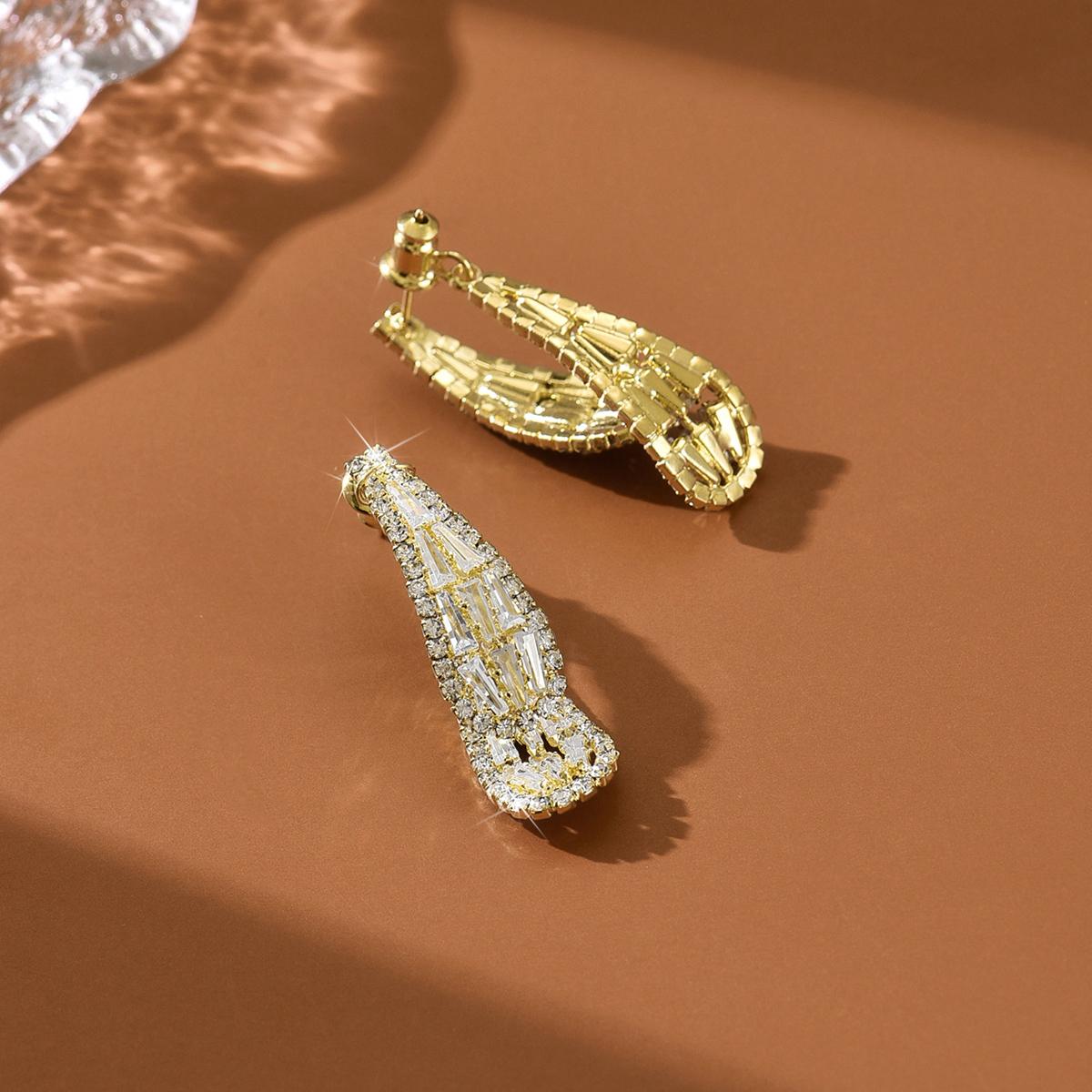 

Fashionable and high-end water droplet inlaid diamond earrings for women, classic light luxury style, gorgeous accessories