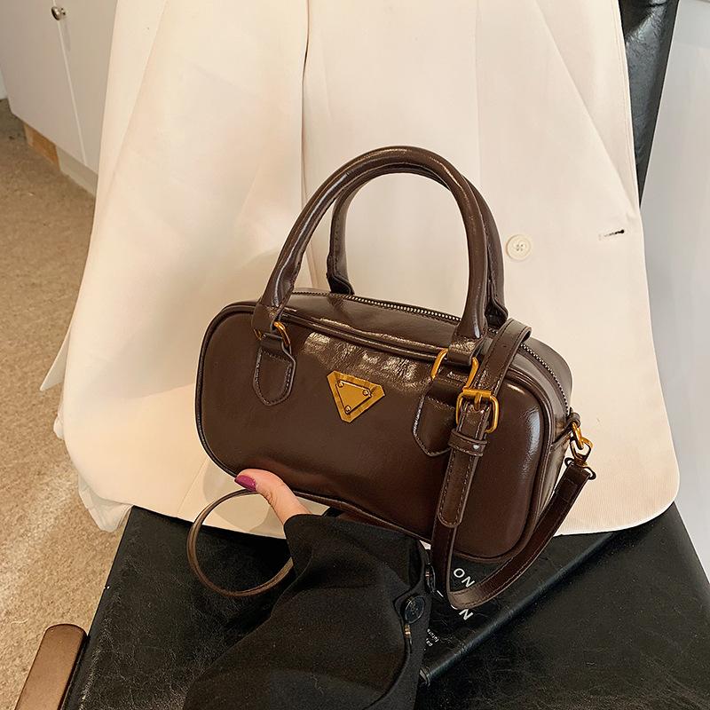 

Маленькая сумка премиум-текстуры женская 2025 новая портативная сумка-подушка с чувством дизайна, сумка-мессенджер для通勤 24*8.5*12.5