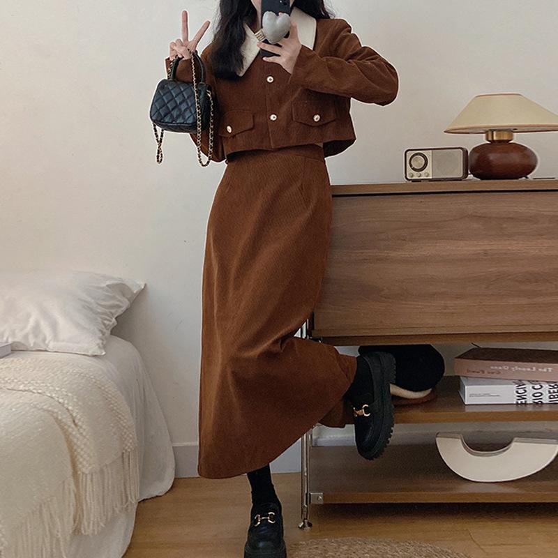 

Вельветовый жакет с длинными рукавами и воротником-стойкой и юбка средней длины для женщин - французский стиль, лето 2023 г. M кофейный