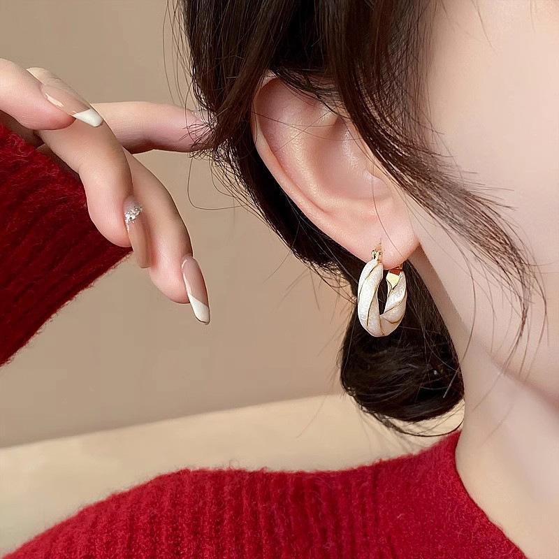 Daren gentle wind ear buckle, metal painting oil fine flash exquisite, threaded ins wind jewelry