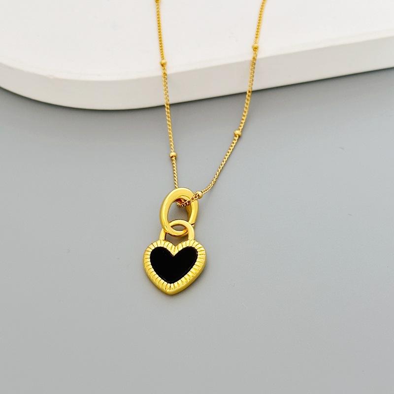 Niche Design Simple Peach Heart Earrings, Earrings, Temperament Women'S Necklace, Black And White Double-Sided Shell, Love Pendant, Collarbone Chain.