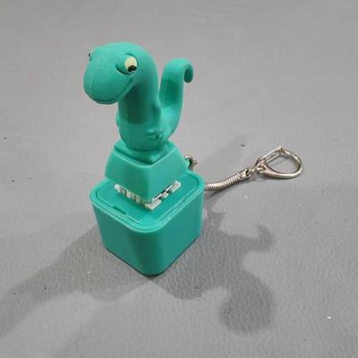 מחזיק מפתחות צפרדע מקרקרת מצחיקה מקלדת צפרדע נטענת Fidget Clicker מחזיק מפתחות צליל לטאה עם אור LED להקלה על מתח