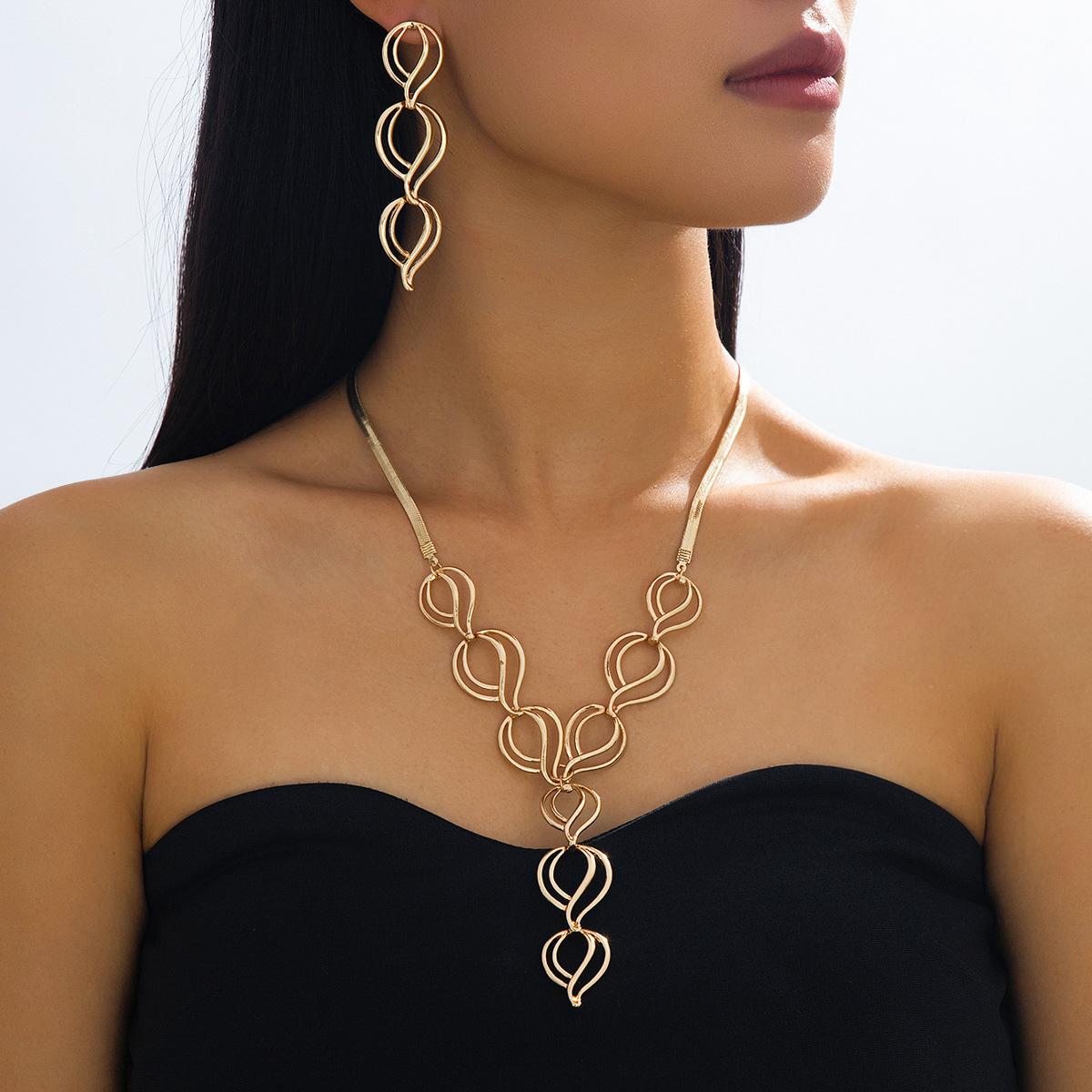 

Модные украшения для женщин золотой