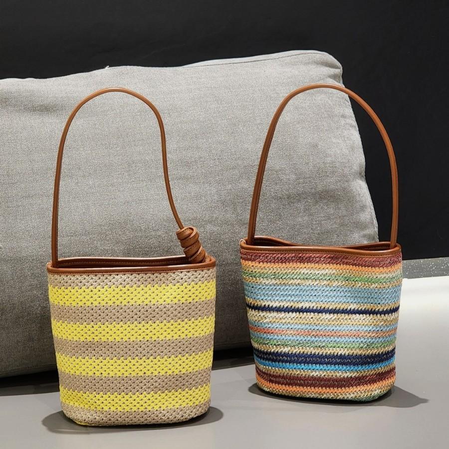 2025 Neue regenbogenfarbene gestreifte gewebte Brotdosentasche Raffia Achseltasche modische Schulter-Umhängetasche Echtleder Damen Tasche