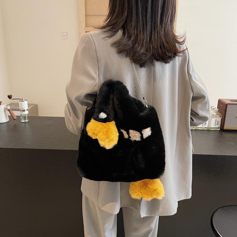 Japanese Cute Contrasting Duck Handbag 2025 New Plush Fashion Shoulder Bag Personalized Fluffy Messenger Bag Women
