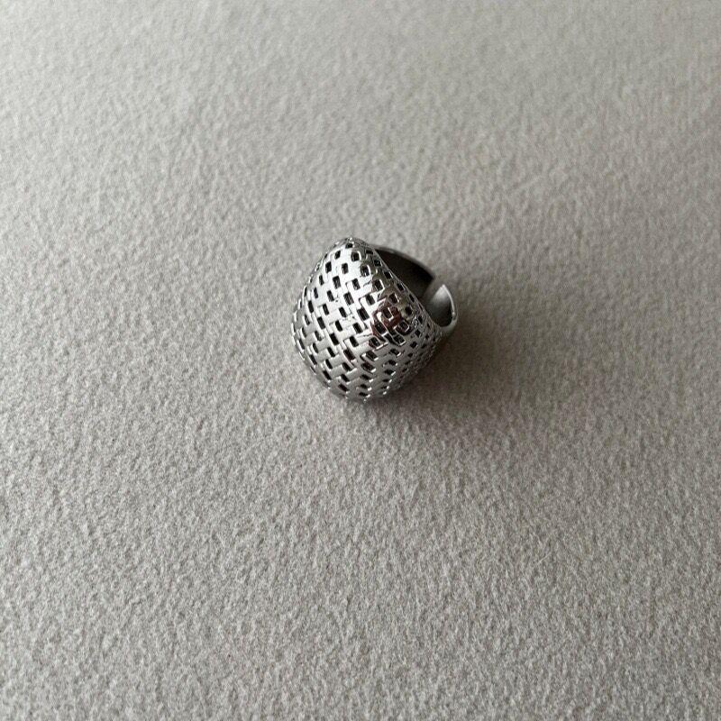 

Doudou recommends hollow presbyopia square stud earrings for women s light luxury niche design, advanced sense, simple temperament earrings