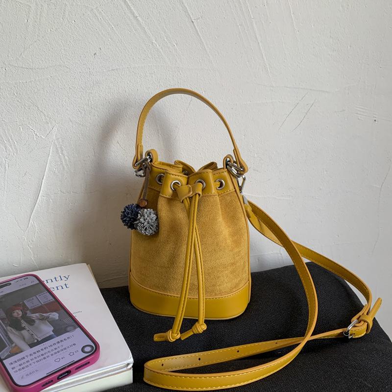 Fashion drawstring handbag versatile bucket bag women's 2025 autumn and winter new commuter shoulder bag trendy messenger bag